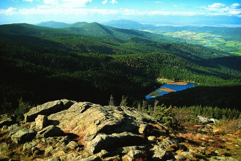 Blick vom Groen Arber zum Kleinen Arbersee, dem Schwarzeck und den Lamer Winkel